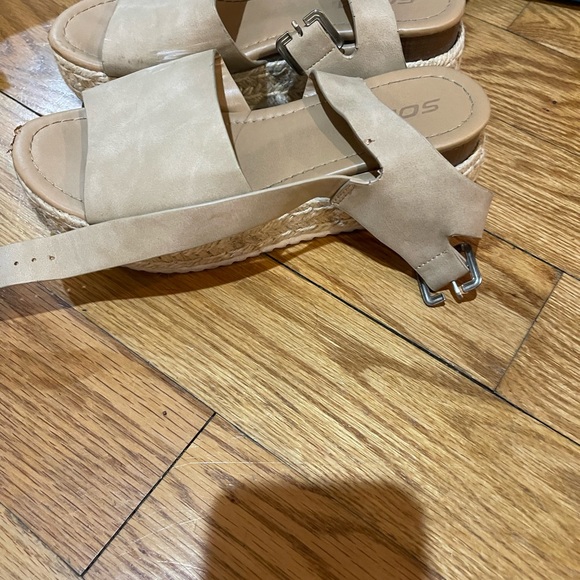 Shoes! Size 6 - Picture 2 of 2